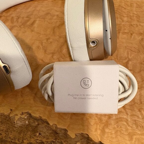 Beats Solo Headphones - Picture 5 of 6